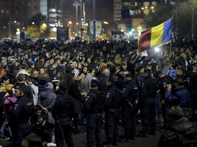 Кабмин Румынии прислушался к обвинениям демонстрантов и после пожара в клубе уходит в отставку