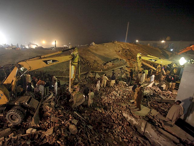 В районе города Лахор в Пакистане произошло обрушение здания, в котором располагалась фабрика. В результате крушения погибли не менее 18 человек. Как сообщает Reuters, под завалами находятся около 150 человек, спасатели пытаются разобрать завалы