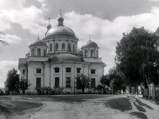 Собор, разрушенный в 1932 году, будет восстановлен по инициативе Татарстанской митрополии РПЦ и мэрии города Казани "в рамках комплекса Казанского Богородицкого монастыря"