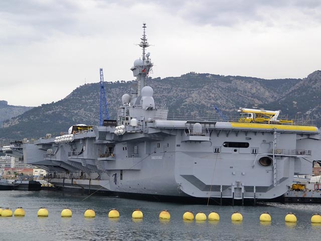 Франция отправила единственный авианосец "Шарль де Голль" на борьбу с "Исламским государством"