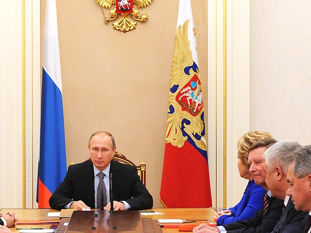 Президент РФ Владимир Путин обсудил 6 ноября с постоянными членами Совета безопасности России положение дел в авиационной отрасли и обеспечение безопасности полетов