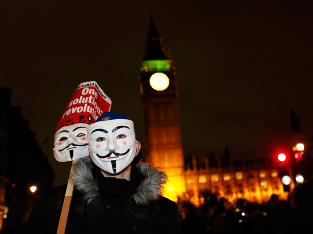 Число задержанных участников "Марша миллиона масок", прошедшего минувшей ночью в Лондоне, составило по меньшей мере 50 человек