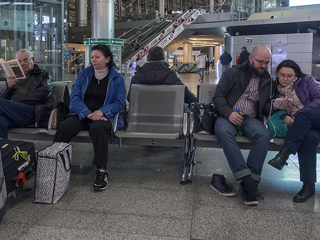 Пассажиры в зале ожидания в аэропорту "Внуково" в Москве.