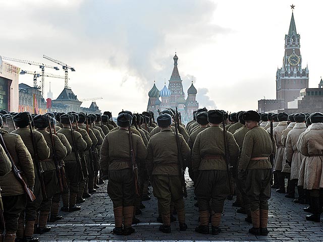 На Красной площади российской столицы начался торжественный марш, посвященный легендарному параду 1941 года - 74 года назад морозным утром солдаты отправлялись от стен Кремля прямо в окопы, защищать Москву