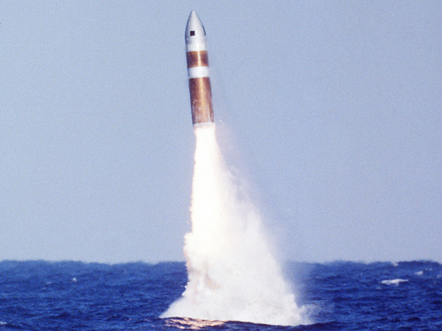 ВМС США в воскресенье осуществили испытательный пуск стратегической баллистической ракеты Trident-2 над Калифорнией