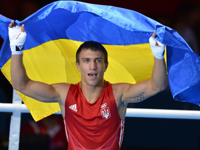 Украинский боксер Василий Ломаченко нокаутировал мексиканца Ромуло Коасича и защитил титул чемпиона мира по версии WBO в полулегкой весовой категории (до 57,15 кг)