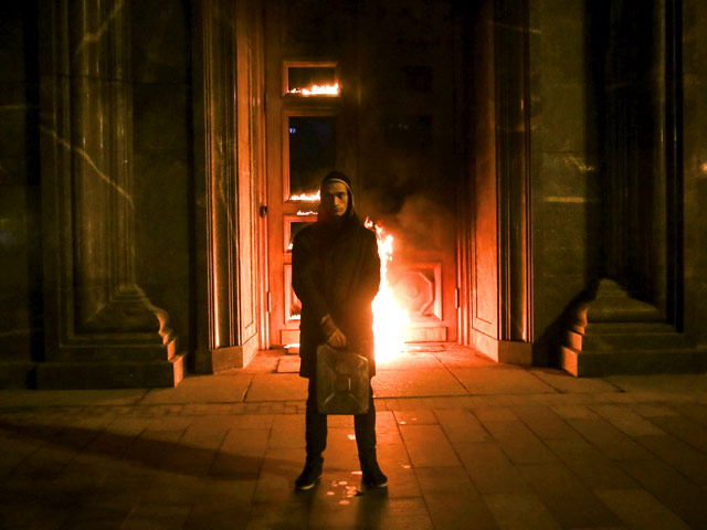 В отношении художника Петра Павленского, который 9 ноября поджег центральный вход в здание Федеральной службы безопасности (ФСБ) в Москве, возбуждено уголовное дело по статье вандализм