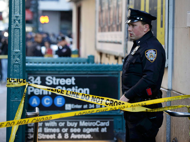 В Нью-Йорке при входе на станцию метро произошла стрельба: 1 человек погиб, двое ранены