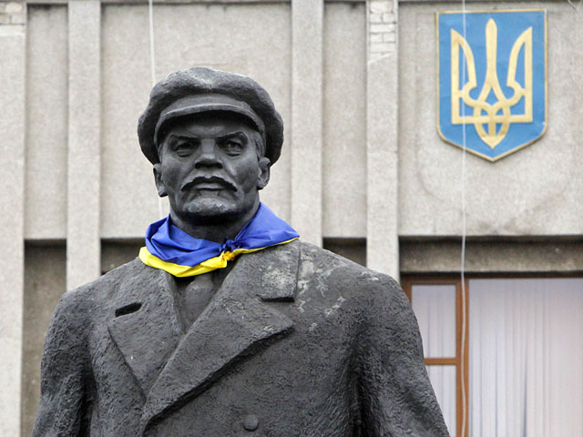 Украинская декоммунизация, которая началась в этом году по инициативе руководства страны, должна завершиться к 21 ноября