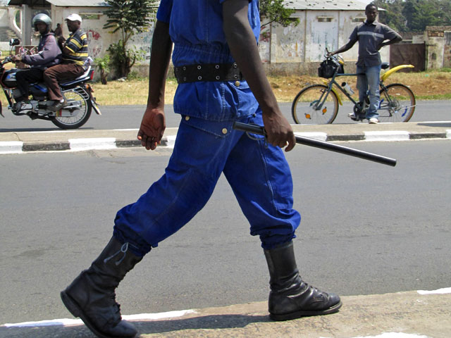 В Бурунди люди в полицейской форме застрелили в баре 7 человек