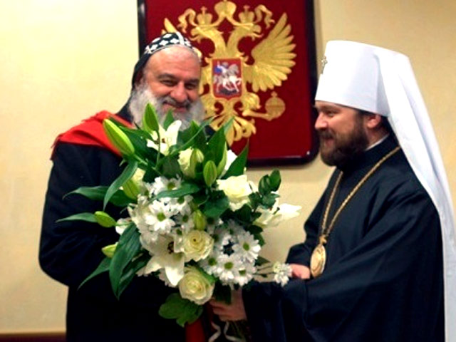 Глава Сиро-яковитской церкви патриарх Мар Игнатий Ефрем II( на фото - слева)