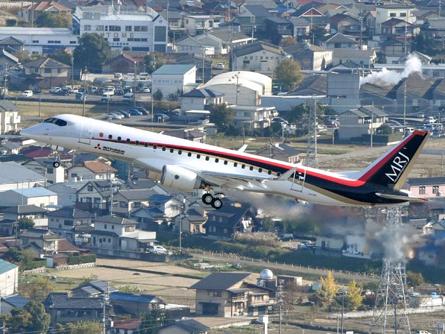 Первый японский пассажирский реактивный лайнер совершил пробный полет