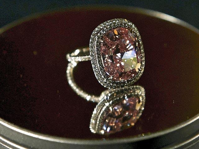 Кольцо с бриллиантом редкого розового оттенка подушковидной формы продано на аукционе Christie's в швейцарской Женеве за 28,8 млн долларов
