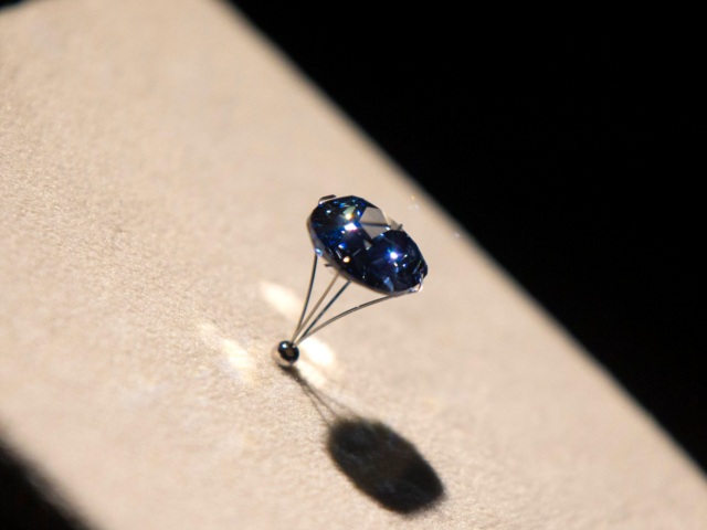 Уникальный бриллиант Blue Moon продан за рекордную цену - 48 млн долларов