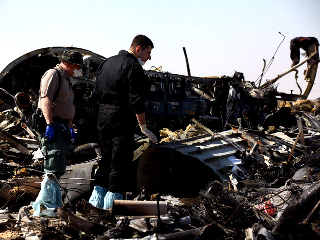 Обломки потерпевшего крушение в Египте российского лайнера А321 начали перевозить с места катастрофы в Каир