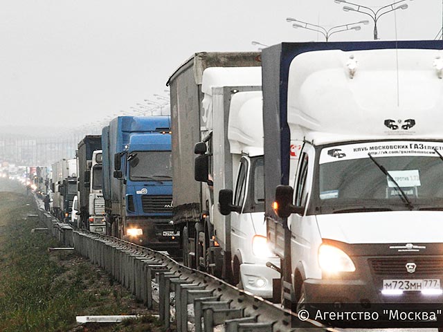Дальнобойщики считают неразумным решение властей пойти на уступки владельцам 12-тонных грузовиков, о котором было объявлено накануне после массовых акций протеста в регионах