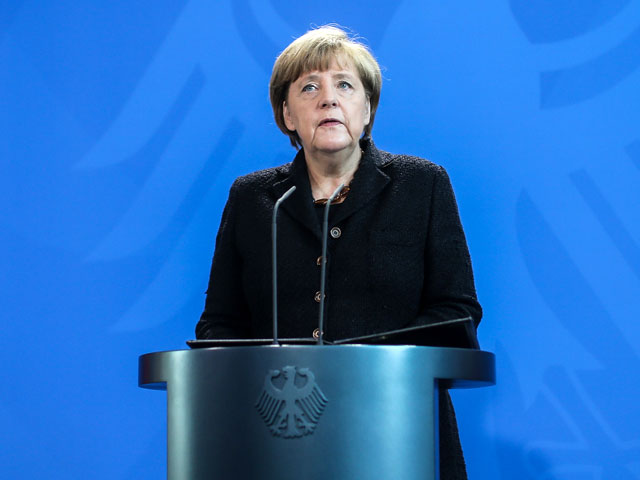 Меркель призвала к совместному ответу на теракт в Париже, обещала Франции помощь