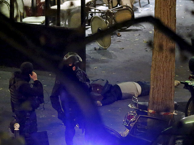 Число жертв терактов в Париже выросло до 129 человек