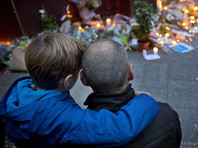 Число жертв терактов в Париже достигло 132 человек