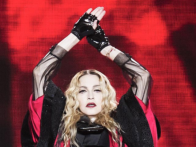 Мадонна прервала концерт из-за терактов в Париже и назвала их причиной отсутствие "любви и уважения" к каждому человеку