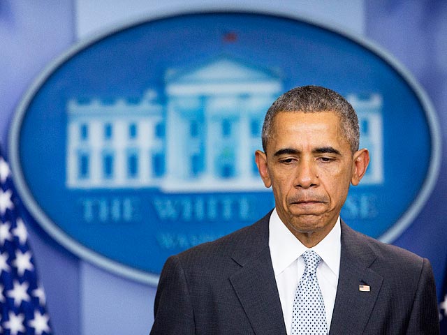 Президент США Барак Обама распорядился приспустить государственные флаги страны над Белым домом и другими федеральными зданиями, а также военными базами и американскими посольствами за рубежом
