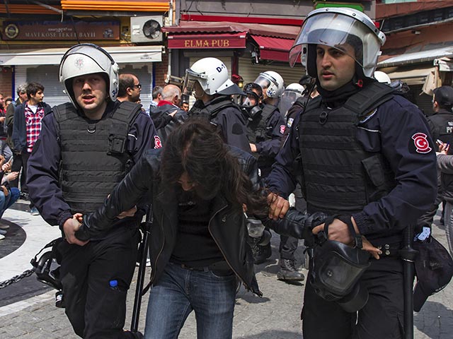 13 ноября, когда случились теракты во Франции, полиция Турции задержала пятерых предполагаемых боевиков, в числе которых оказался близкий соратник палача "Исламского государства" (запрещено на территории РФ) Мохаммеда Эмвази