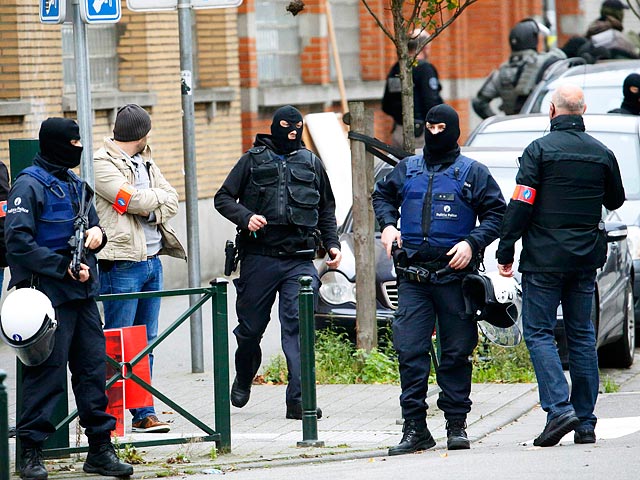 В брюссельском районе Моленбек полиция вступила в перестрелку во время проведения рейдов после парижских терактов
