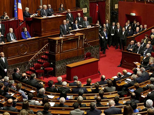Президент Франции Франсуа Олланд выступил перед двумя палатами французского парламента. Его выступление стало ответом на произошедшие 13 ноября теракты в Париже, жертвами которых стали 129 человек и более 350 получили ранения