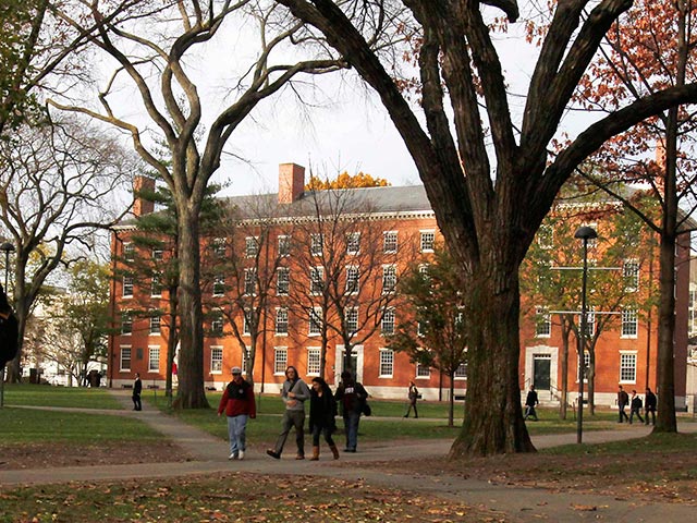 Студентов Гарварда эвакуировали из-за угрозы взрыва