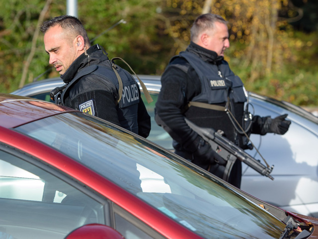 Вскоре после того, как в Бельгии завершилась операция по поиску причастных к терактам в Париже, в Германии был задержан другой подозреваемый, возможно, принимавший участие в подготовке к террористическим актам во Франции