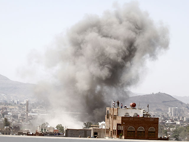 Авиаудар Саудовской Аравии по цели в столице Йемена в сентябре 2015 года
