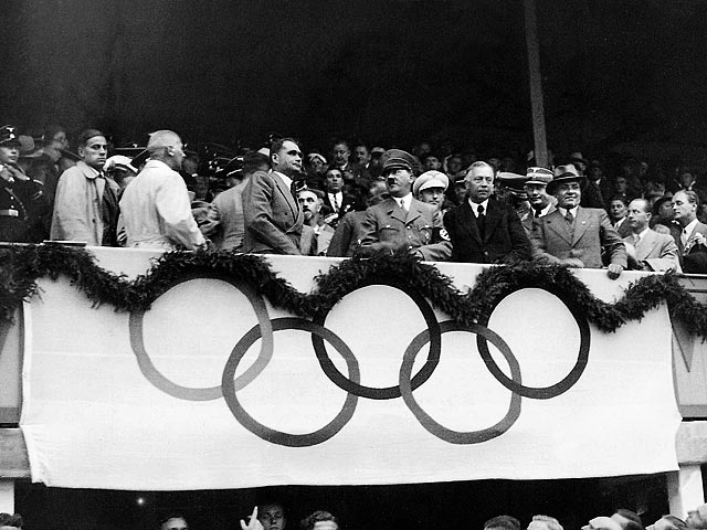 Го Цзе, установивший национальный рекорд по метанию диска в 1935 году, представлял Китай на летних Олимпийский играх 1936 года в Берлине. Правда, тогда он не вышел в финальные состязания