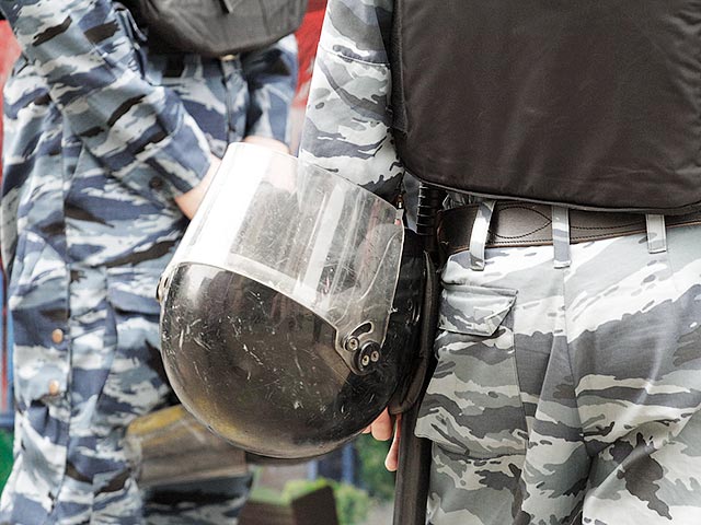 В республике Калмыкия спецназ МВД и сотрудники ФСБ провели спецоперацию по ликвидации террористической ячейки. В ходе нее были убиты два человека, которых подозревают в недавнем расстреле полицейского в Москве