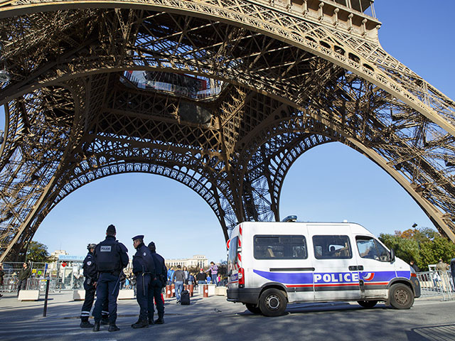 Эйфелева башня открылась для посетителей впервые после парижских терактов