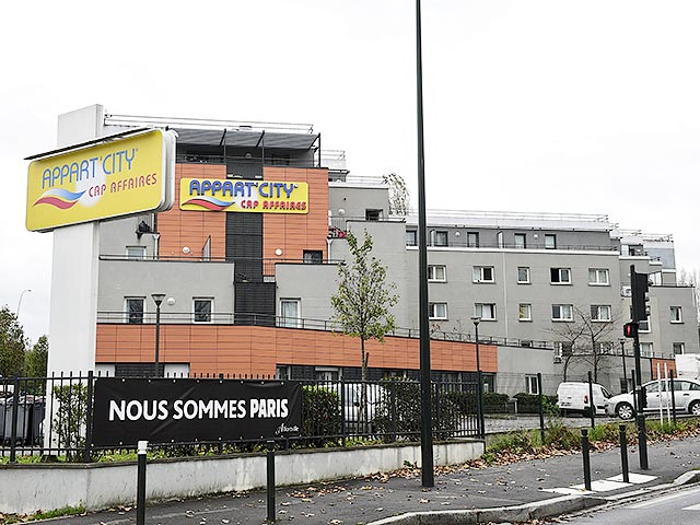 По данным телеканала BFMTV, с карточки Салаха Абдеслама, который считается восьмым и единственным выжившим террористом, было уплачено за аренду двух номеров в отеле городка Альфорвиль неподалеку от Парижа