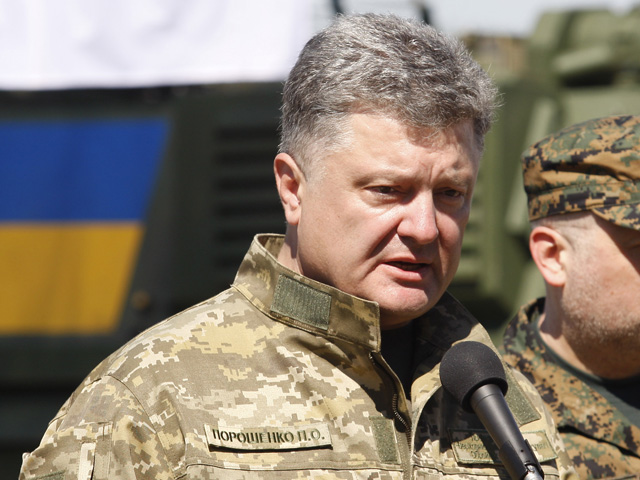 Президент Украины Петр Порошенко, который на днях заявил об эскалации конфликта на Донбассе, разрешил пустить в страну военных США и НАТО, подписав соответствующий закон