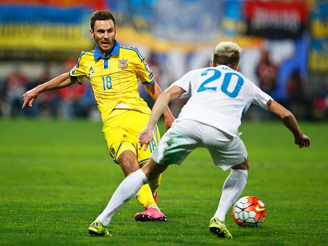 В Мариборе футболисты сборной Украины разошлись миром (1:1) с командой Словении в ответном стыковом матче и по сумме двух игр вышли в финальный турнир чемпионата Европы 2016 года