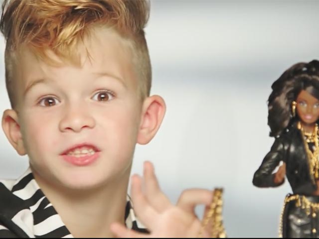 Впервые за 56 лет существования куклы Барби в ее рекламном ролике снялся ребенок мужского пола