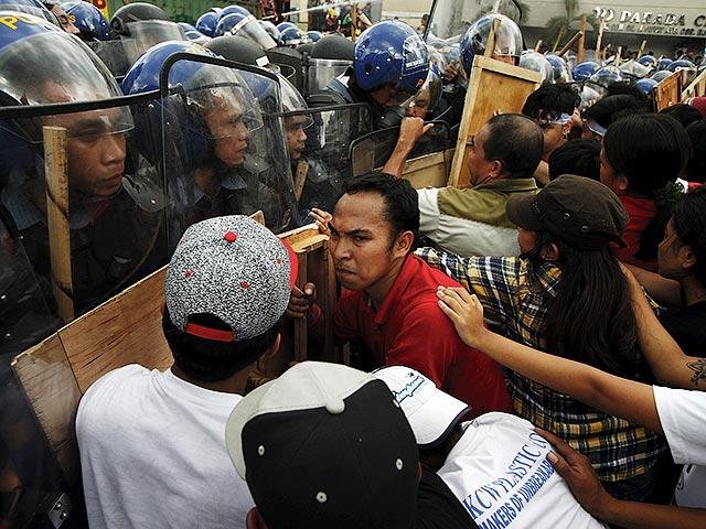 В столице Филиппин Маниле в четверг произошли столкновения между полицией и сотнями демонстрантов, протестующих против проведения саммита Азиатско-Тихоокеанского экономического сотрудничества (АТЭС)