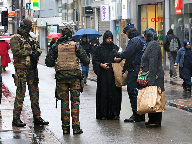 Бельгийская полиция патрулирует улицы