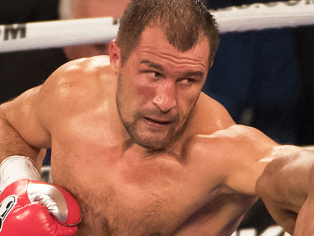 Ковалев провел на профессиональном ринге 29 боев, в которых одержал 28 побед (25 - нокаутом) при одной ничьей. В активе Уорда 28 побед (15 - нокаутом) в 28 боях