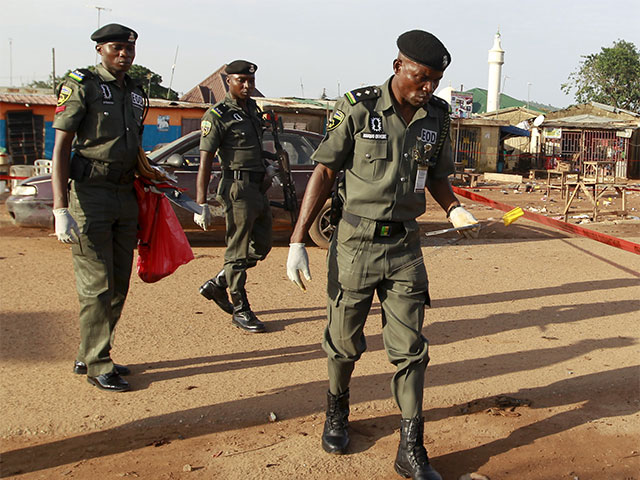 Взрывотехники на месте теракта в Нигерии в октябре 2015 года