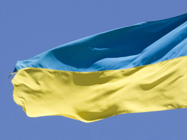 В годовщину протестов 2013 года на Майдане Незалежности в Киеве на одной из московских высоток появился флаг Украины