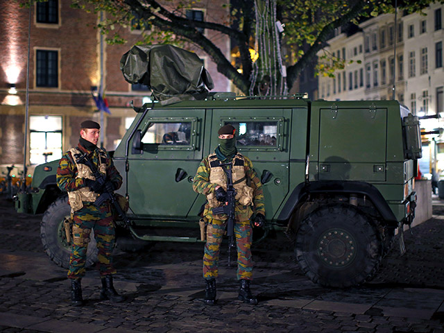 Один из пяти человек, задержанных в Бельгии в ночь на понедельник, стал подозреваемым в причастности к терактам в Париже, произошедшим 13 ноября