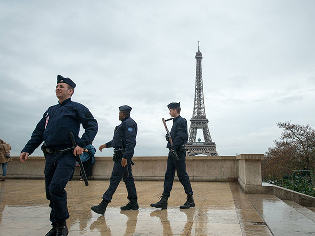 Неподалеку от Парижа нашли пояс смертника, который мог бросить сбежавший Салах Абдесалам