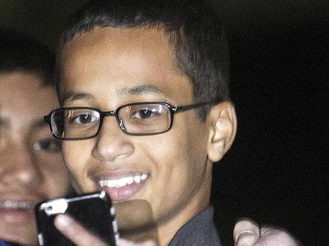 Адвокат семьи Ахмеда Мохамеда, принесшего в школу похожие на бомбу часы, требует 15 млн долларов компенсации и письменных извинений