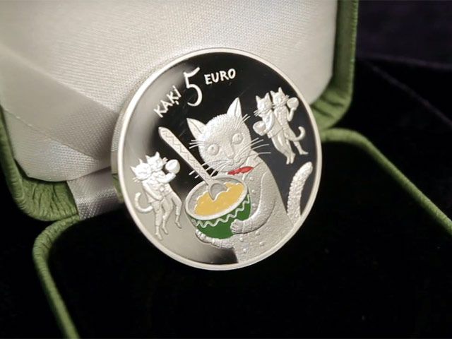 Банк Латвии с 24 ноября начинает выпуск специальной серии коллекционных серебряных монет с необычными изображениями на аверсе и реверсе - котиками