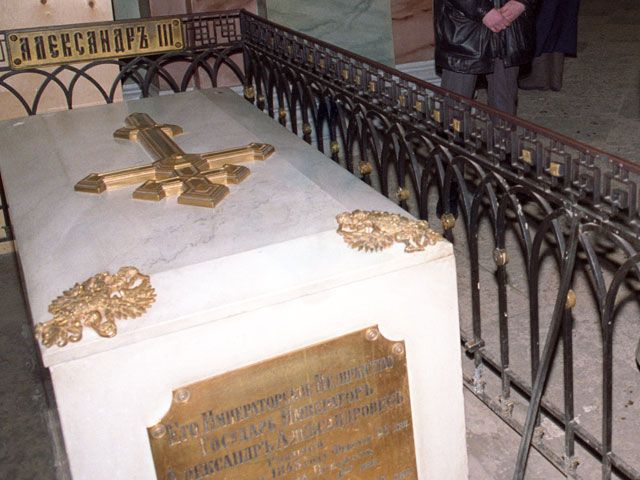 Иерархи РПЦ отслужили литию у могилы Александра III перед ее вскрытием