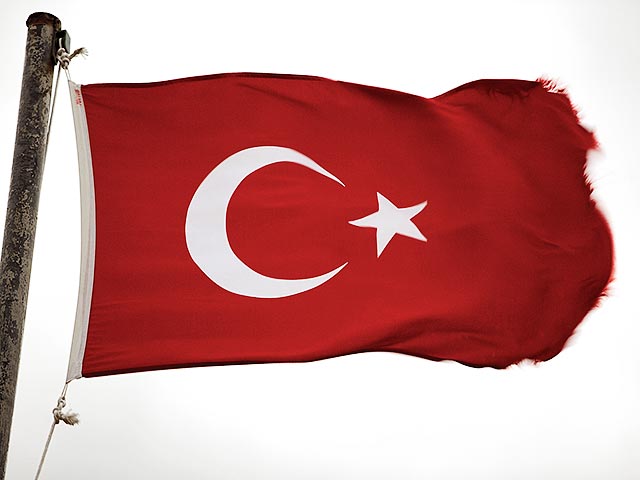 По информации участников акции, турецкий флаг был снят и заменен на российский триколор и знамя Воздушно-десантных войск РФ, которые протестующие привезли с собой. После этого собравшиеся у завода демонстративно закидали флаг Турции яйцами
