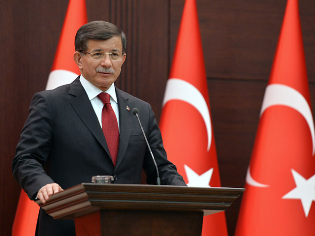 Турция не заинтересована в ухудшении отношений с Россией, но не позволит никому нападать на сирийских туркменов под предлогом борьбы с терроризмом. Такое мнение высказал премьер-министр Турции Ахмет Давутоглу